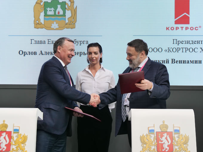 Глава Екатеринбурга Алексей Орлов и президент ООО "Кортос Холдинг" Вениамин Голубицкий на международной промышленной выставке "Иннопром" в Екатеринбурге.
