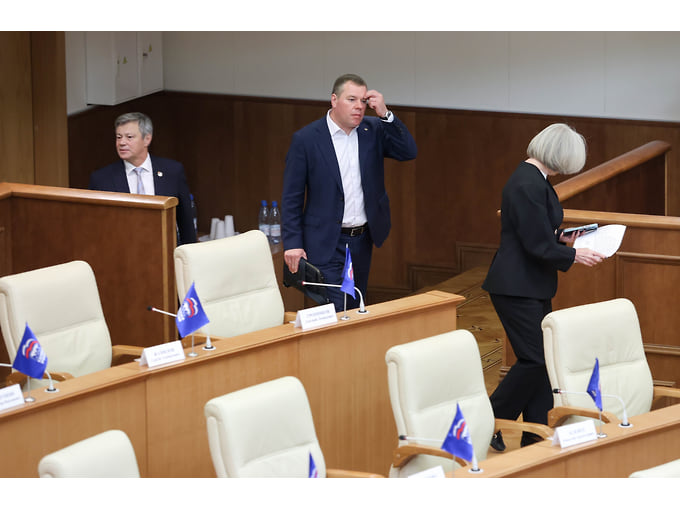 Депутат заксобрания Свердловской области, бывший депутат думы Екатеринбурга Алексей Смирнов перед началом заседания 