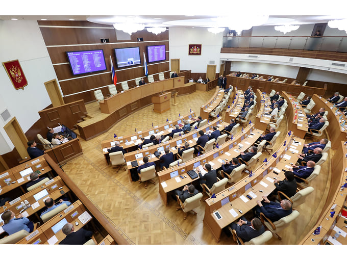 Депутаты законодательного собрания Свердловской области девятого созыва во время первого заседания 