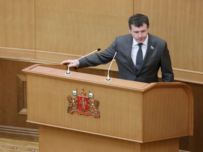 Председатель законодательного собрания Свердловской области Дмитрий Жуков перед принесением присяги 