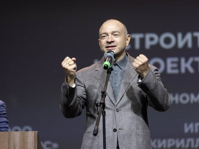 Премию вручал президент «Гильдии строителей Урала» Вячеслав Трапезников