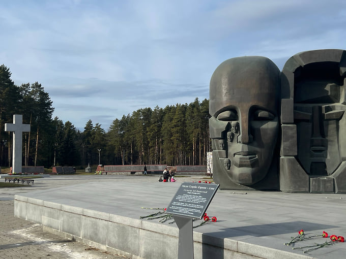«Маски скорби. Европа — Азия» скульптора Эрнста Неизвестного 