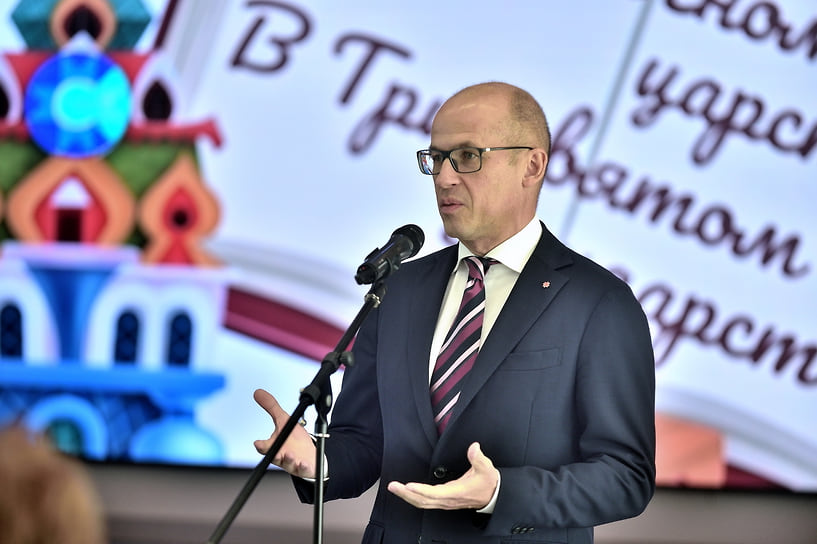 «Я уже говорил об этом. Когда на открытии детского сада приходит армия чиновников и депутатов, а маленькие дети ждут и мерзнут, и каждому хочется выступить. Мы для кого это делаем?» 