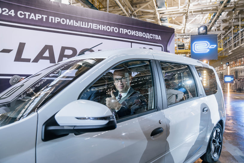 «На первый автомобиль Lada e-Largus делаю заявку и готов приобрести. Вы знаете, что мы и Vesta покупали. Не очень принципиально по самой модели, но для нас было важно, что производится здесь (в Удмуртии). Электроавтомобиль Largus, я уверен, за этим будущее» 