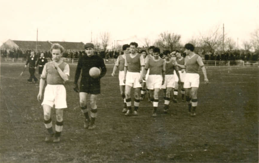 История футбольного клуба «Рубин» начинается в 1958 году, когда в рамках расширения класса «Б» чемпионата СССР в турнир включили команду из Казани — «Искру», собранную из игроков нескольких местных коллективов. Первый матч в чемпионате страны состоялся 20 апреля 1958 года, и эта дата считается днем рождения клуба. На фото — игроки клуба «Искра» 