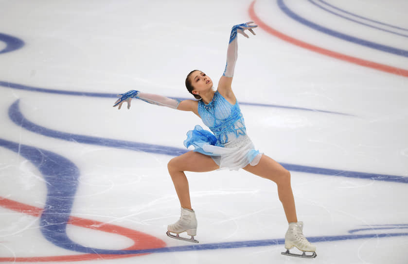 На первом для себя взрослом чемпионате России Камила Валиева завоевала серебро, уступив только Анне Щербаковой. В этом сезоне она получила право выступать среди взрослых лишь на национальном уровне — на международные старты ее еще не допускали по возрасту. На фото — финал Кубка России по фигурному катанию в феврале 2021 года. Камила Валиева исполняет короткую программу 