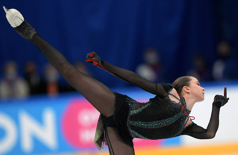 Камила Валиева исполняет произвольную программу в финале Кубка России в феврале 2021 года 