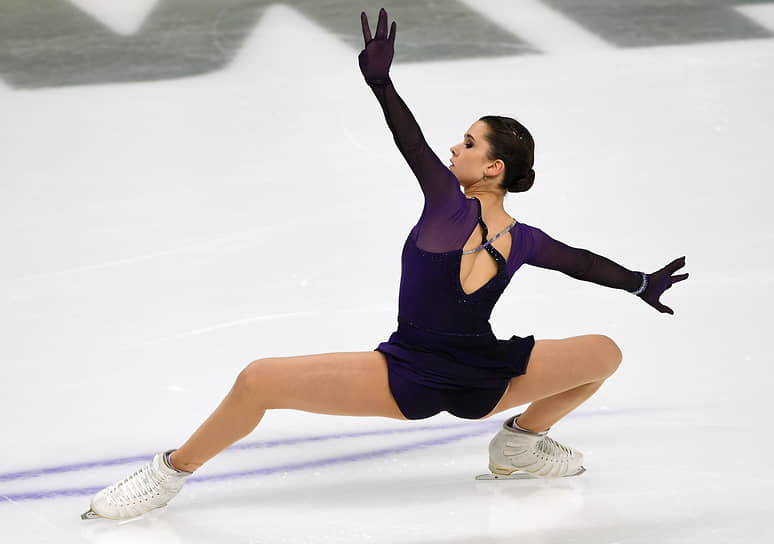 В декабре 2022 года на чемпионате России Камила Валиева после короткой программы занимала четвертое место, но благодаря произвольной программе с двумя четверными тулупами поднялась на второе место по сумме, уступив Софье Акатьевой. На фото — короткая программа фигуристки на чемпионате 