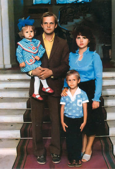 На фото — Марина Абросимова (МакSим) с родителями и старшим братом 