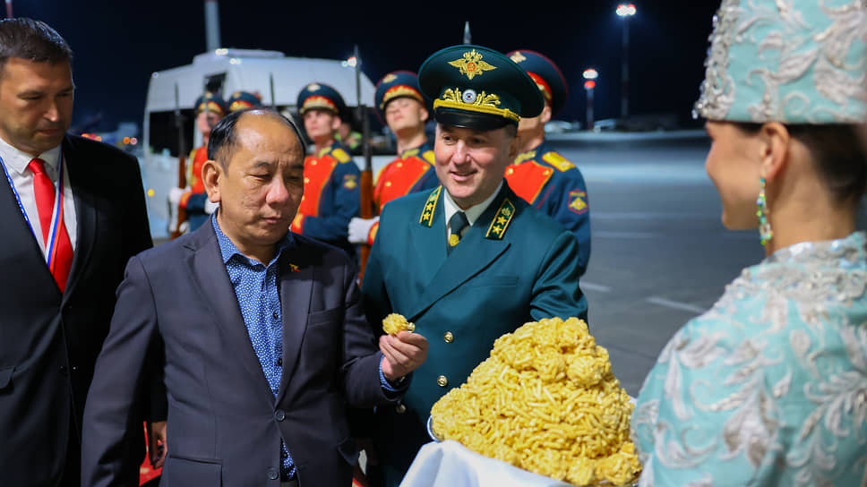 Мьянму на саммите представляет специальный представитель президента Республики Союз Мьянма Хау Кхан Сум. На фото спецпредставитель президента Мьянмы — посередине, справа — министр лесного хозяйства Татарстана Равиль Кузюров