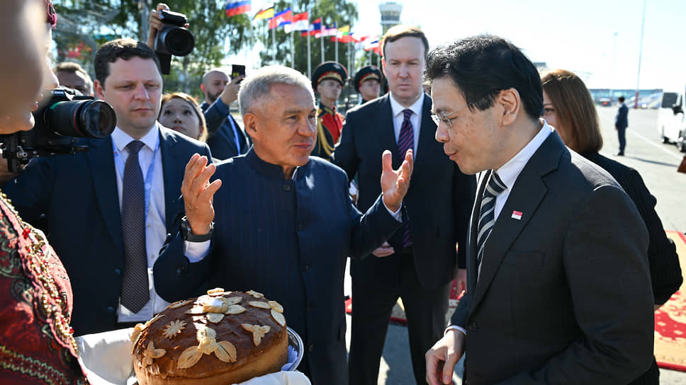 На фото — раис Татарстана Рустам Минниханов встречает премьер-министра Сингапура Лоуренса Вонга в аэропорту Казани