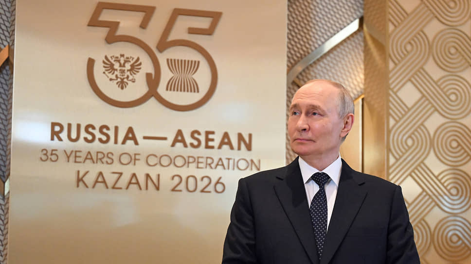 Президент России Владимир Путин во время церемонии официальной встречи и торжественного приема от имени президента России в честь глав делегаций-участников саммита Россия – АСЕАН в Татарском государственном академическом театре имени Галиаскара Камала