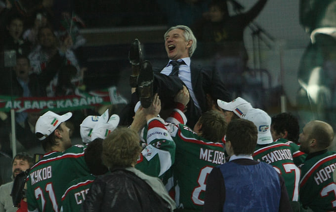 12 апреля 2009 года в Казани завершился седьмой финальный матч Кубка Гагарина между местным «Ак Барсом» и ярославским «Локомотивом» — 1:0 в пользу хозяев. Так казанский клуб победил в серии с общим счетом 4:3 и стал первым обладателем главного трофея Континентальной хоккейной лиги, учрежденной годом ранее. Год спустя, 27 апреля 2010 года, команда повторила успех, обыграв в финале ХК МВД, снова с общим счетом 4:3. На фото: главный тренер команды «Ак Барс» Зинэтула Билялетдинов и игроки команды во время церемонии награждения. 