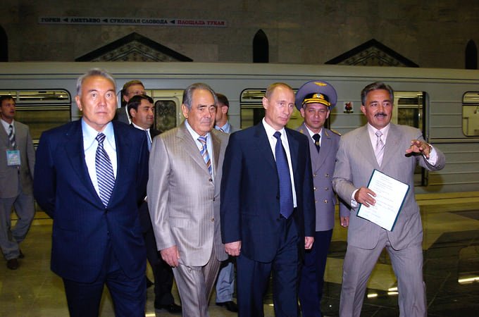 К 1000-летию Казани 27 августа 2005 года три президента Владимир Путин, Нурсултан Назарбаев и Минтимер Шаймиев торжественно открыли первый пусковой участок метрополитена из пяти станций протяженностью 8,7 км и первыми в качестве пассажиров проехались в «бирюзовом вагоне». Казанское метро до сих пор остается единственной подземкой, построенной после распада СССР. К 2026 году первая линия доросла до 11 станций, ее протяженность составляет 17,3 км. На фото: Нурсултан Назарбаев, Минтимер Шаймиев, Владимир Путин, Камиль Исхаков. 