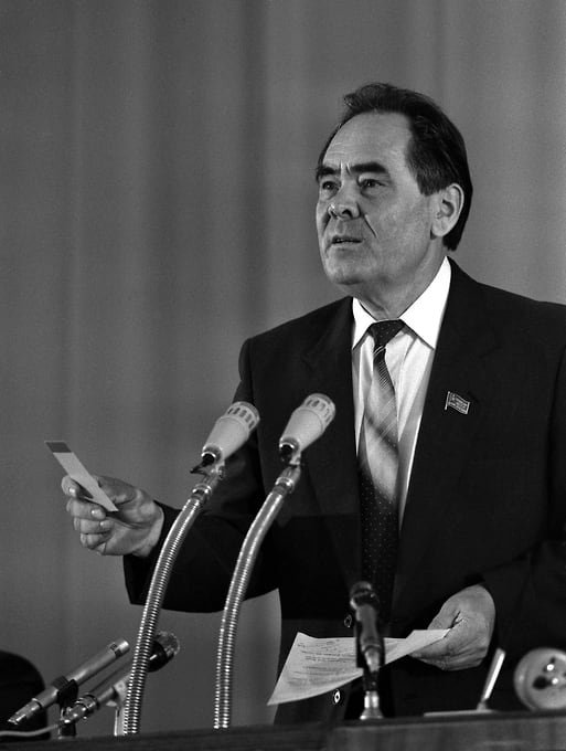  30 августа 1990 года Председатель Верховного Совета Татарской АССР Минтимер Шаймиев подписал Декларацию о государственном суверенитете Татарской Советской Социалистической Республики — документ № 334-XII, принятый Верховным Советом XII созыва. Согласно декларации, Татарская АССР преобразовывалась в Татарскую ССР, а затем и в Республику Татарстан; высшим органом государственной власти определялся Верховный Совет. В силу декларация вступила в день подписания, 30 августа 1990 года. На фото: Минтимер Шаймиев в день принятия Декларации. 