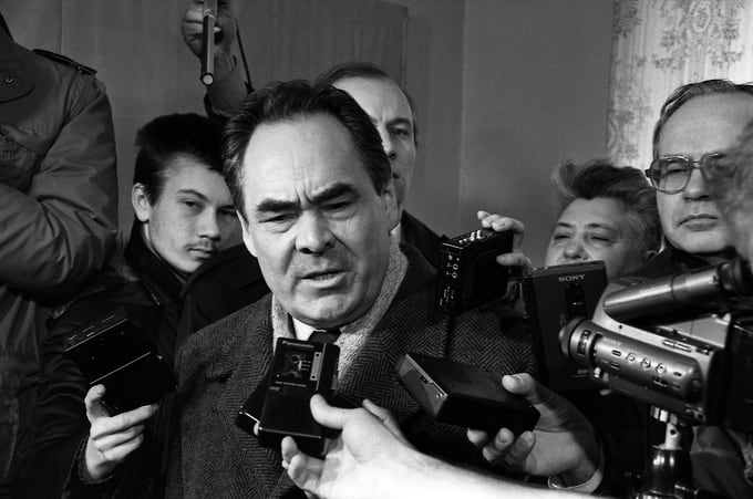 21 марта 1992 года в Татарстане прошел референдум о государственном статусе республики. Жителям предложили ответить, согласны ли они, что Республика Татарстан — суверенное государство, субъект международного права, строящее свои отношения с Россией и другими республиками, государствами на основе равноправных договоров. Положительно ответили 61,4% проголосовавших при явке 82%. В ноябре 1992 года была введена новая Конституция Республики Татарстан, объявляющая ее суверенным государством. На фото: Минтимер Шаймиев в день референдума о государственном статусе Татарстана. 