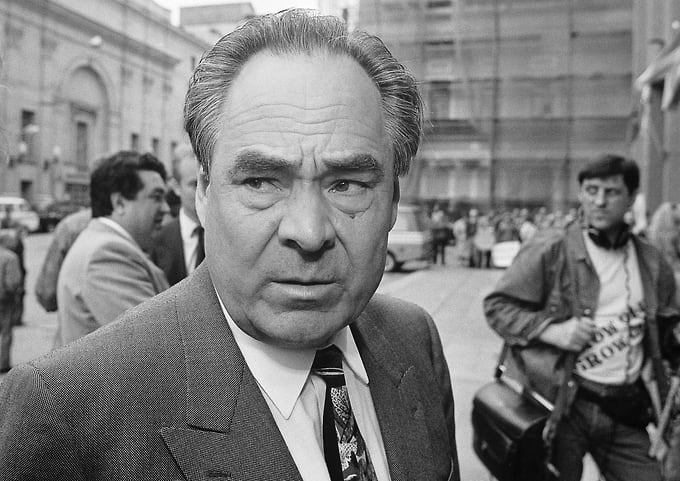 15 февраля 1994 года был подписан Договор между Российской Федерацией и Республикой Татарстан «О разграничении предметов ведения и взаимном делегировании полномочий». Он, наряду с Конституцией Российской Федерации и Конституцией Республики Татарстан, послужил правовой основой формирования широко известной российско-татарстанской модели взаимоотношений. В том же году Минтимер Шаймиев вошел в первый состав Совета Федерации. На фото: Минтимер Шаймиев перед началом заседания Совета Федерации, 21 июня 1994 года. 