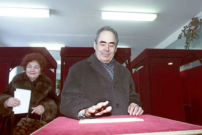 25 марта 2001 года Минтимер Шаймиев в третий раз выиграл выборы президента Татарии. Впервые они прошли на альтернативной основе: помимо Шаймиева в выборах участвовали четыре кандидата. Основная интрига была исчерпана заранее: Кремль согласился с правом Шаймиева быть избранным на третий срок, а Госдума внесла соответствующие поправки в федеральное законодательство. На фото: Минтимер Шаймиев опускает бюллетень в урну для голосования. 