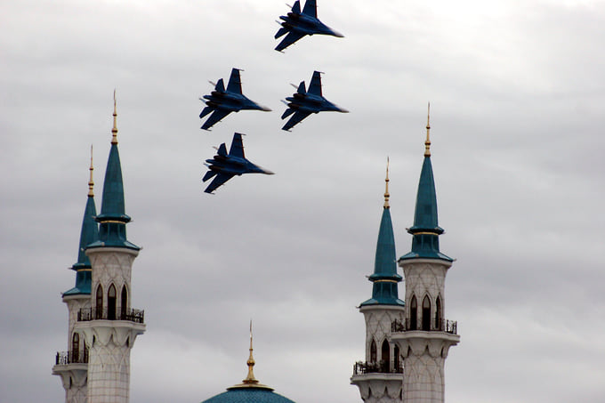 24-30 августа 2005 года Казань отметила 1000-летие. К юбилею были построены Казанский метрополитен, мечеть Кул-Шариф, мост Миллениум, «Татнефть-арена», создан парк Тысячелетия; общая сумма строительства и реконструкции превысила 86 млрд рублей, в том числе 12 млрд — из федерального бюджета. 27 августа в Казани прошел саммит глав СНГ: президенты России, Татарстана и Казахстана Владимир Путин, Минтимер Шаймиев и Нурсултан Назарбаев открыли Казанский метрополитен. Над акваторией Казанки прошло авиашоу с участием «Русских витязей» и «Стрижей», было изготовлено рекордное угощение — чак-чак весом в тонну и площадью 13 квадратных метров, а завершил празднование самый крупный за всю историю города 1000-залповый салют. На фото: «Стрижи» над мечетью Кул-Шариф». 