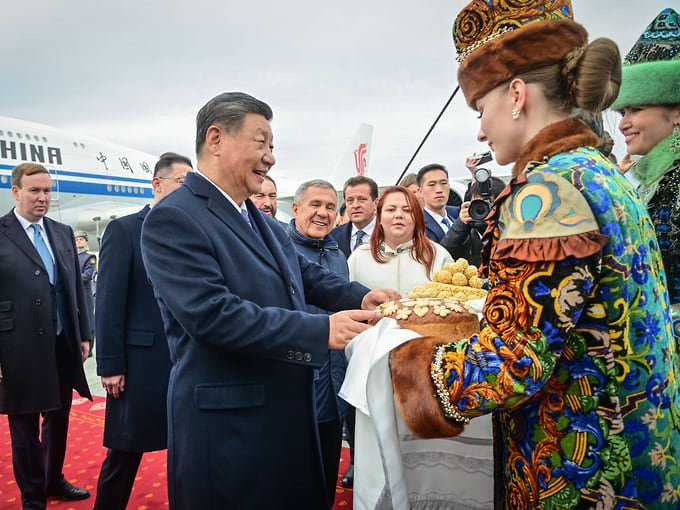 Прибытие Председателя КНР Си Цзиньпина в Казань на XVI саммит БРИКС в Казани в 2024 году 