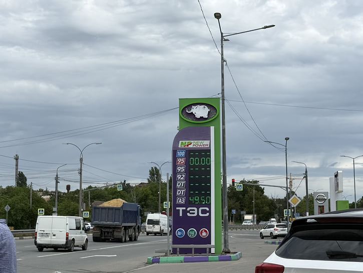 Цена на газ 3 июня в районе 50 руб. Если на главном табло заправки есть прочерк — это значит, что марка бензина только по талону. Если на табло значение 0, то бензина нет совсем 