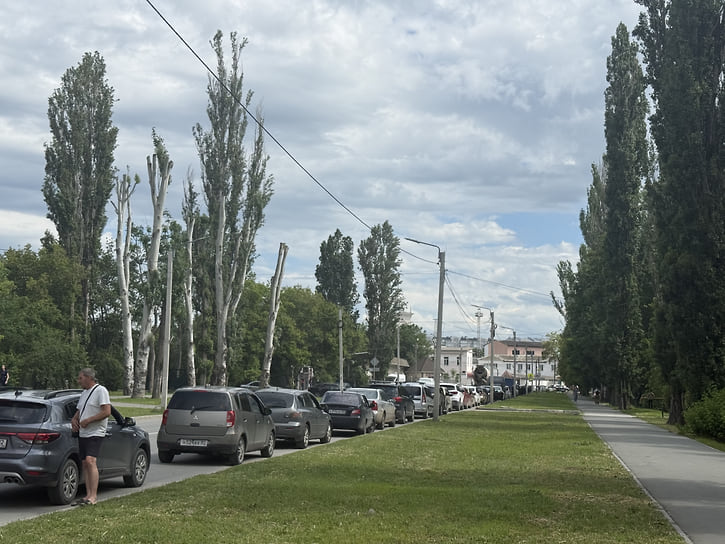 Начало очереди на одну из заправок в городе Симферополь 