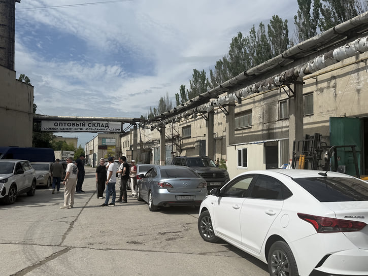 Местные жители стоят на заправке и ждут своей очереди больше трех часов 