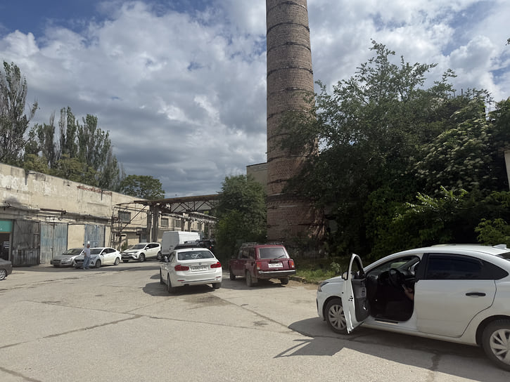 В Симферополе длинная очередь из автомобилей растянулась от улицы Евпаторийской до улицы Москалева, охватывая двор. Внутри двора машины выстраиваются змейкой 
