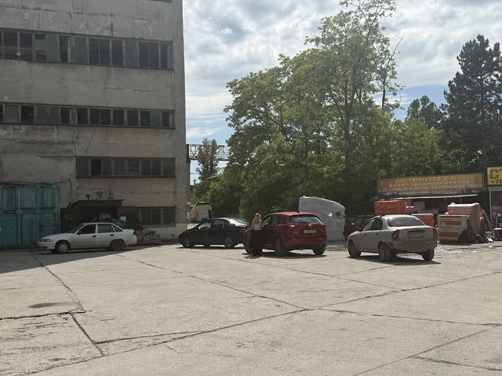 Так выглядит место, где можно купить бензин. Одна из девушек, обращаясь к заправщику , сказала «налейте столько, сколько влезет в бак» 