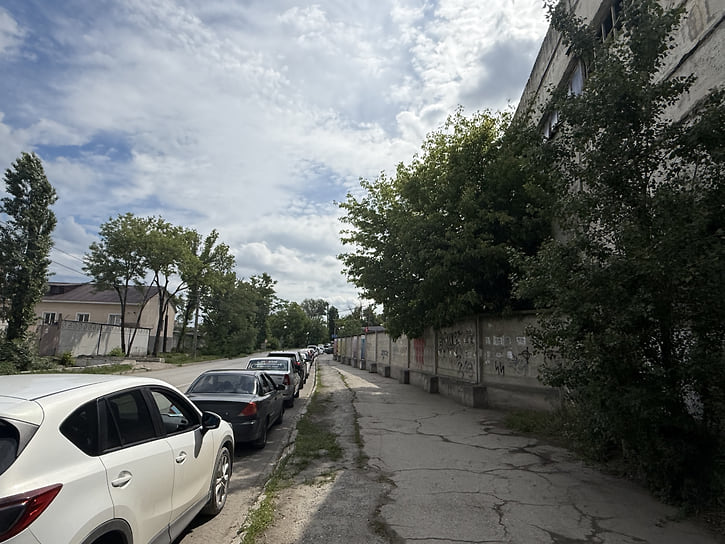Очередь уже на другую заправку в городе Симферополь 