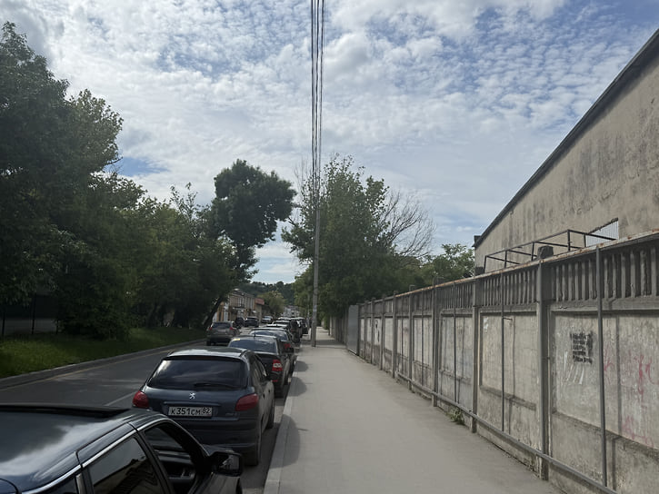 Начинается она с улицы Москалевой и тянется до улицы Мраморной, где расположена заправка 