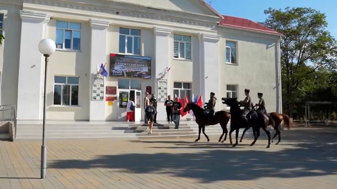 Казаки станицы Натухаевской в Новороссийске приехали голосовать на избирательный участок верхом на конях и в парадной форме