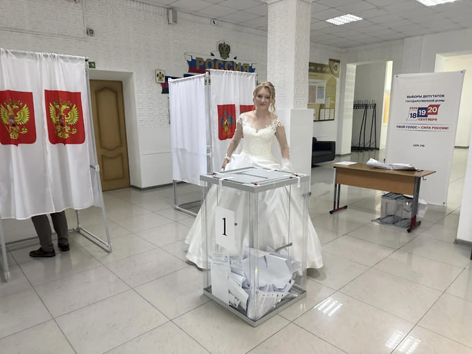В день голосования после церемонии бракосочетания Алексей и Ирина отправились из ЗАГСа на избирательный участок №26-04 города Крымска
