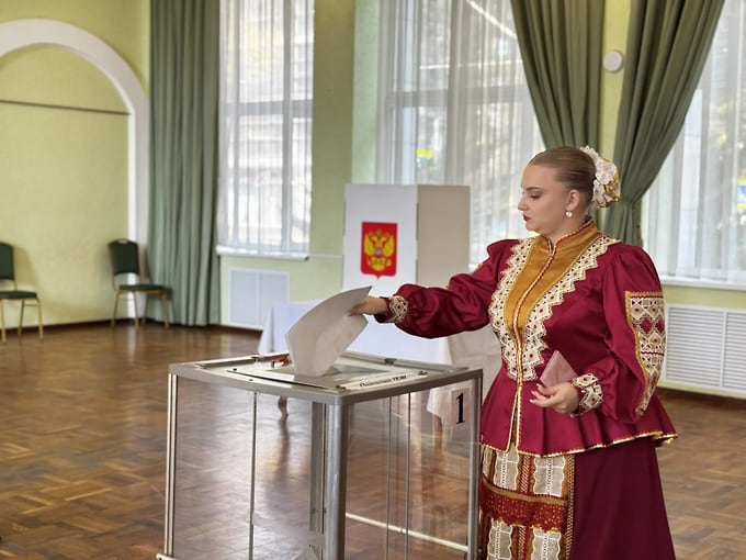 Артисты народного ансамбля казачьей песни и танца «Зарница» пришли голосовать в сценических костюмах