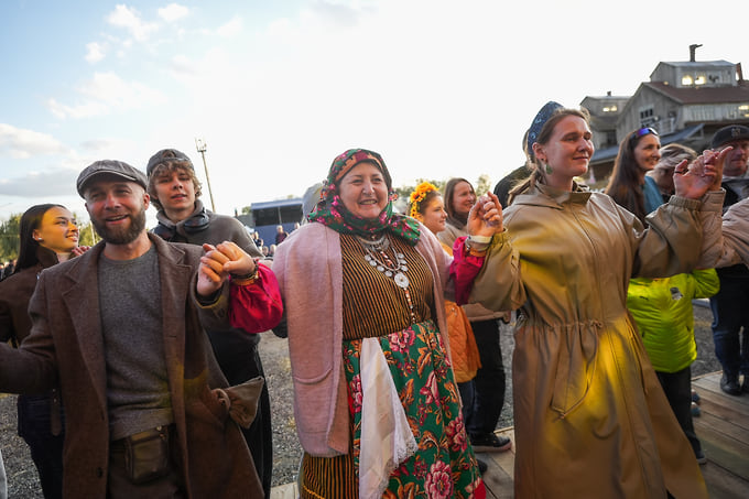 Основная часть фестиваля происходила даже не на главной сцене. Организаторы объединили не отдельные этнографические экспонаты, а цельный казачий мир