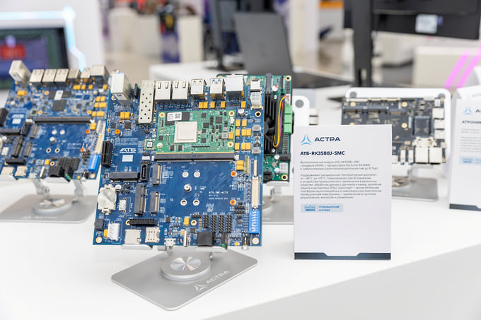 На стенде — образец вычислительного модуля на базе Astra Linux Embedded, предназначен для встраивания в устройства промышленного применения 