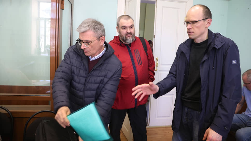 Бывшие работники ПИМУ Сергей Вожик (справа) и Вячеслав Матвеичев (в центре) оказались на скамье подсудимых