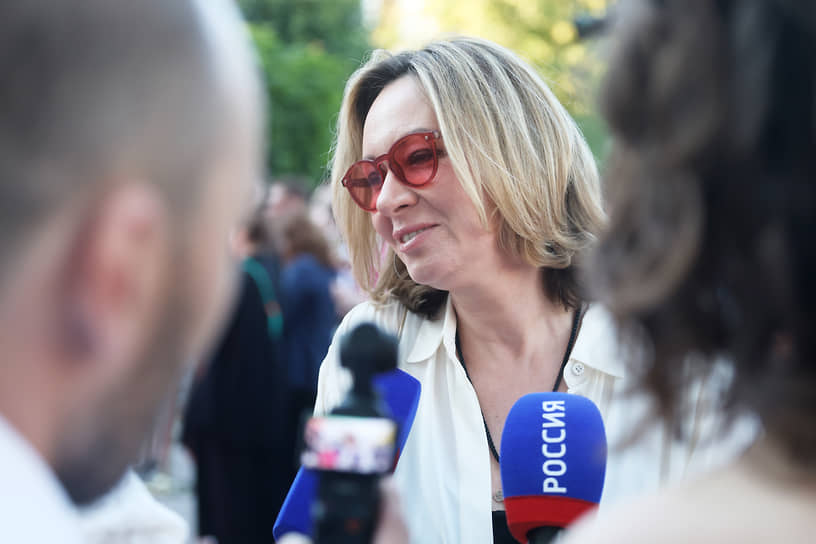 Режиссер Ангелина Никонова дает интервью