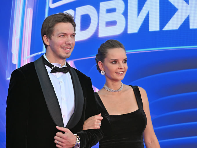 Дина Аверина и Дмитрий Соловьев познакомились в 2024 году на шоу «Ледниковый период». В июле 2025 года они поженились и сейчас ждут первенца. На фото — пара на XXI церемонии вручения национальной музыкальной премии «Муз-ТВ 2026. Движение», 2026 год