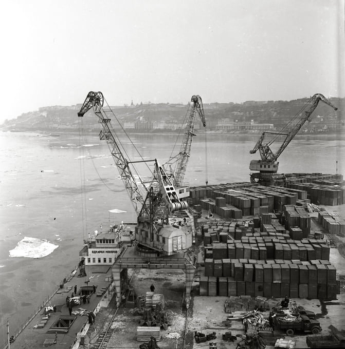 Грузовой порт на Стрелке был основан в 1932 году и несколько десятилетий был одним из мощнейших речных портов страны. На фото — порт в апреле 1970 года