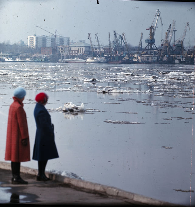 Вид на Стрелку в ледоход, 1970-80-е годы