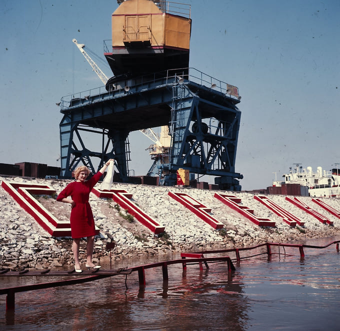 Портрет женщины на фоне надписи «Стрелка», 1970-е годы