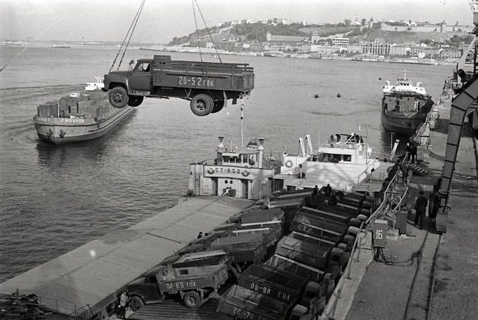 Погрузка автомобилей в речном порту на Стрелке, 1970-е годы