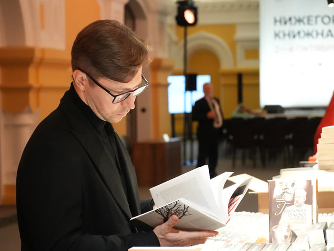 На стендах еще раскладывали книги, а первые покупатели уже присматривали свои экземпляры