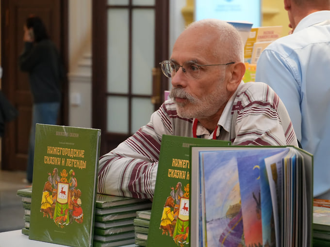 Книги представляли издательства и сами авторы