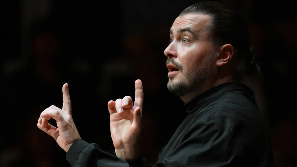  Руководитель ансамбля La Voce Strumentale, дирижер Дмитрий Синьковский во время концерта 