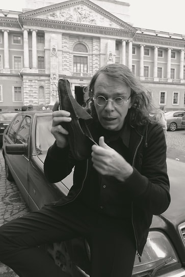 В 1990-е годы Сергей Бугаев создавал электронную музыку, занимался живописью, редактировал художественные журналы, работал теле- и радиоведущим