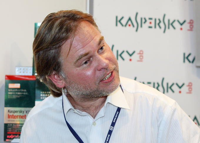 В 1987 году он начал работать в закрытом научно-исследовательском институте Минобороны. Именно там Евгений Касперский начал заниматься кибербезопасностью