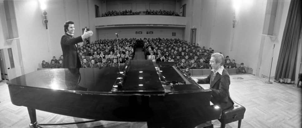 Уже в 1970-е годы музыка Александра Зацепина вышла за пределы «кинематографического» контекста. Его песни исполняются на эстраде как самостоятельные концертные номера. Среди них такие хиты, как: «Есть только миг», «Мир без любимого», «Куда уходит детство», «Так же, как все». Выступление Льва Лещенко на авторском концерте Александра Зацепина, май 1976 года