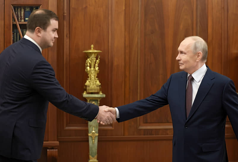 Президент России Владимир Путин и губернатор Омской области Виталий Хоценко во время встречи в Кремле